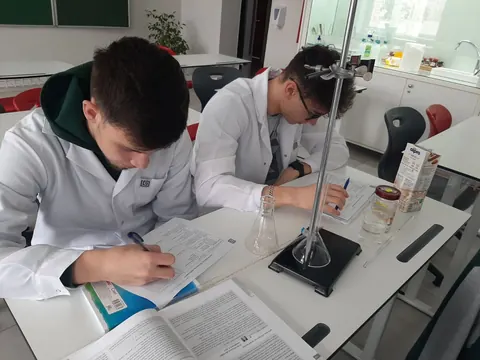 Lecție practică la chimie: Determinarea acidității laptelui prin metoda Thorner, clasa 12, 15 martie 2023 — fotografia 2