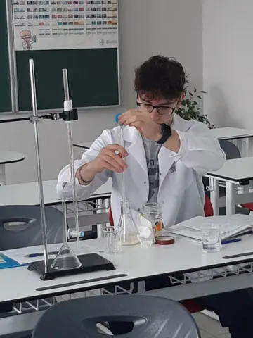 Lecție practică la chimie: Determinarea acidității laptelui prin metoda Thorner, clasa 12, 15 martie 2023 — fotografia 3