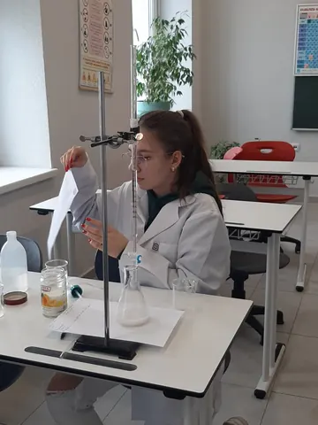 Lecție practică la chimie: Determinarea acidității laptelui prin metoda Thorner, clasa 12, 15 martie 2023 — fotografia 4