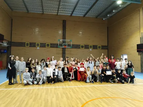 🎅Atmosfera festivă a sărbătorilor de iarnă a adunat împreună cei mai agili și energici eroi în sala de sport. — fotografia 2