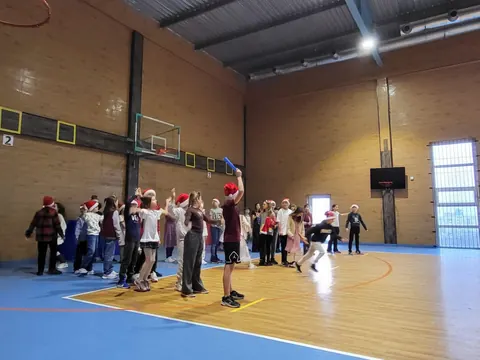 🎅Atmosfera festivă a sărbătorilor de iarnă a adunat împreună cei mai agili și energici eroi în sala de sport. — fotografia 4