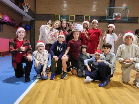 🎅Atmosfera festivă a sărbătorilor de iarnă a adunat împreună cei mai agili și energici eroi în sala de sport. — fotografia 5