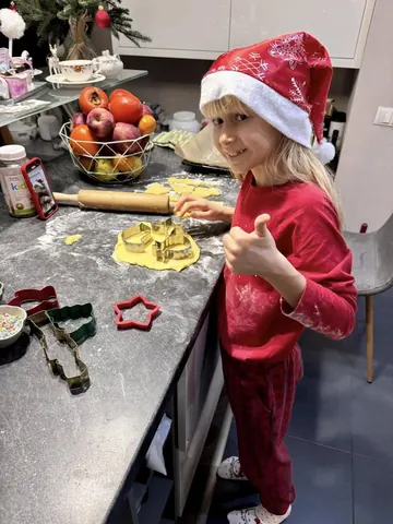 23 decembrie, parteneriat școală-familie, activitatea “Ziua Biscuiților “ — fotografia 4